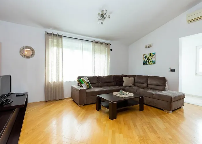Premium Sanja Guest house